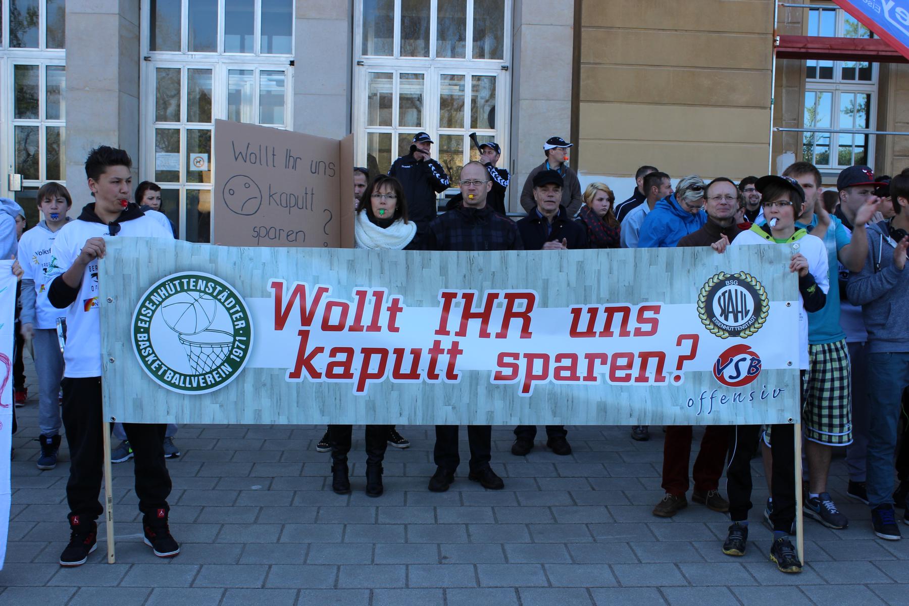 Über 180 Sportlerinnen und Sportler zogen vor das Rathaus