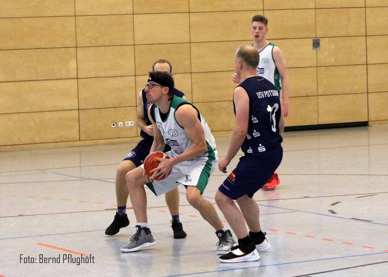 Bezirksliga Herren: Knappe Niederlage gegen Glienicke und hoher Sieg gegen Potsdam bei Heimturnier